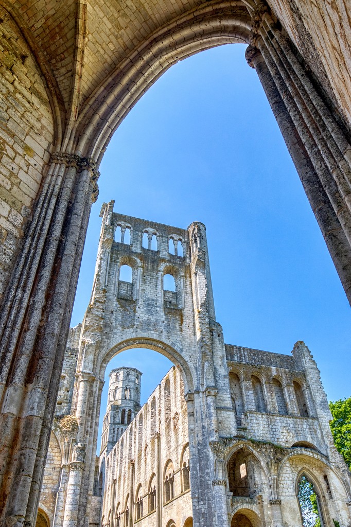 hdr abdij van Jumieges abbaye ruine religie religion rooms katholiek kerkfotografie kerk basiliek kathedraal Jumièges erfgoed christus maria